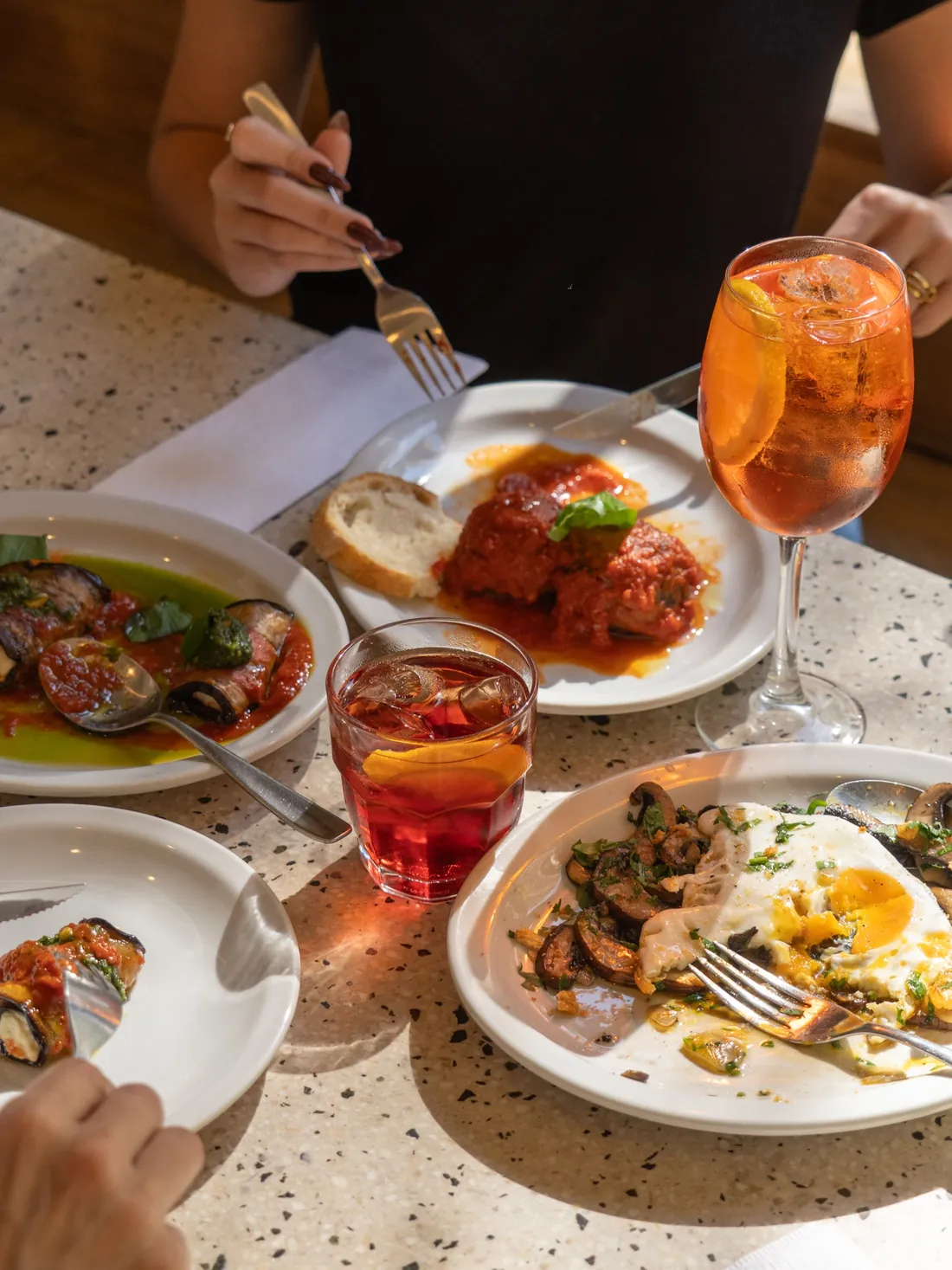 Mesa de brunch con polpette, huevos y spritz