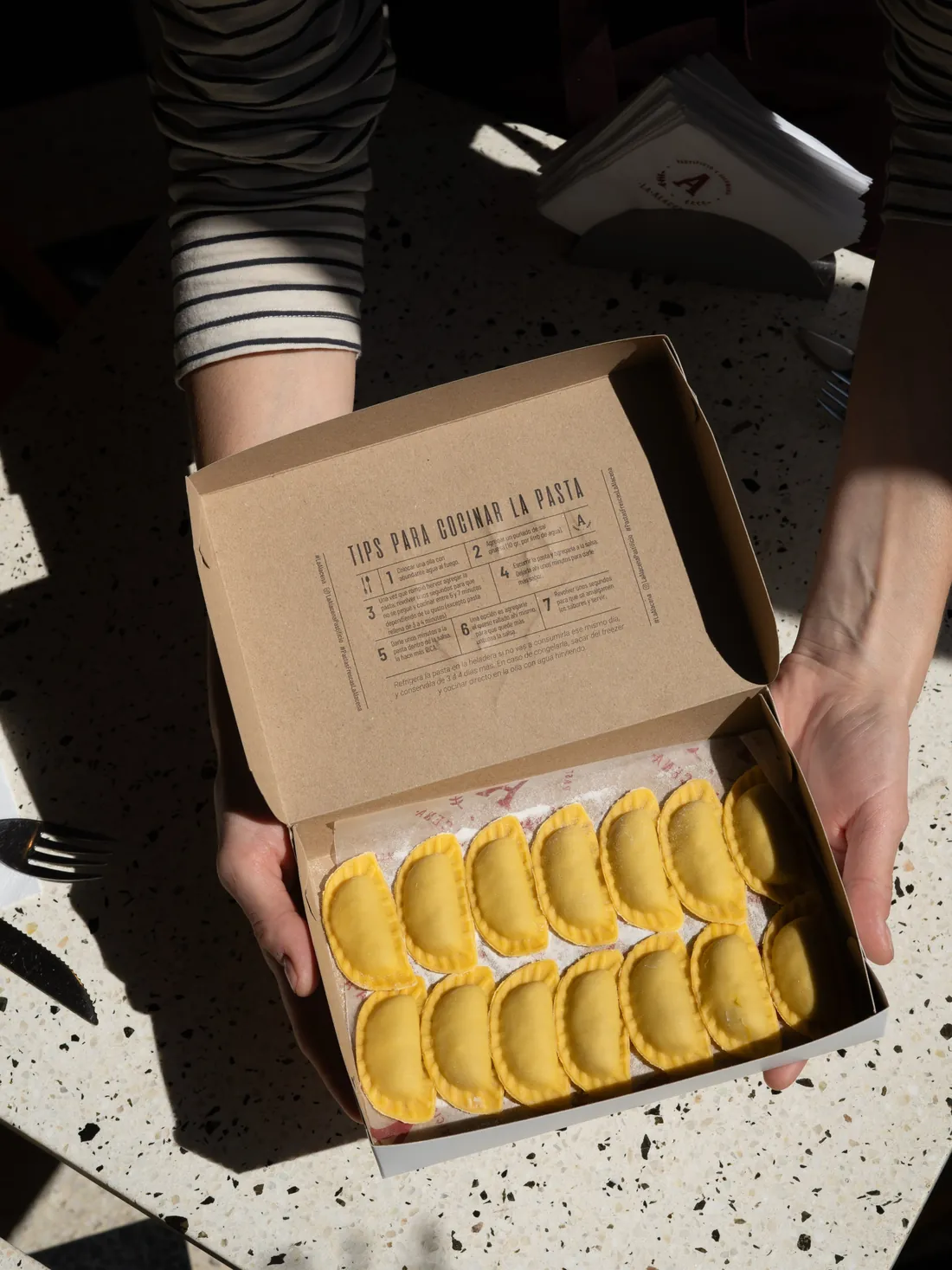 Caja de cartón abierta con pasta fresca