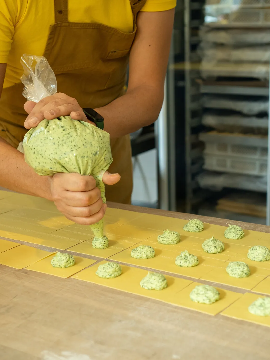 Manga con relleno verde sobre láminas de pasta