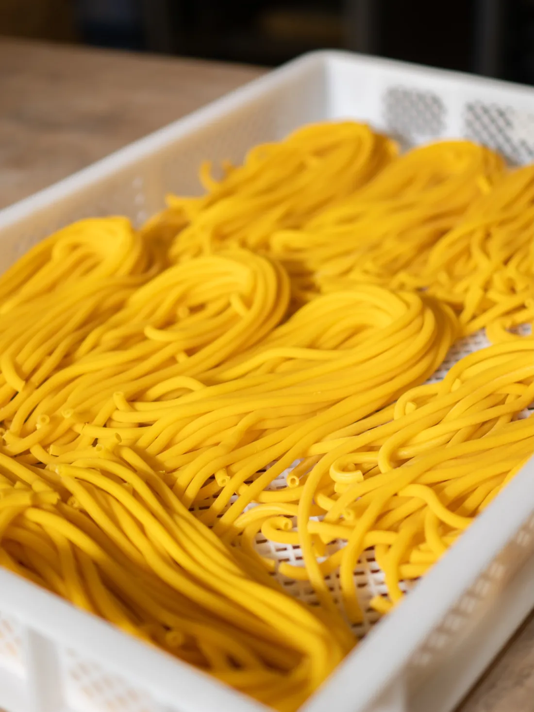 Nidos de spaghetti fresco en un canasto