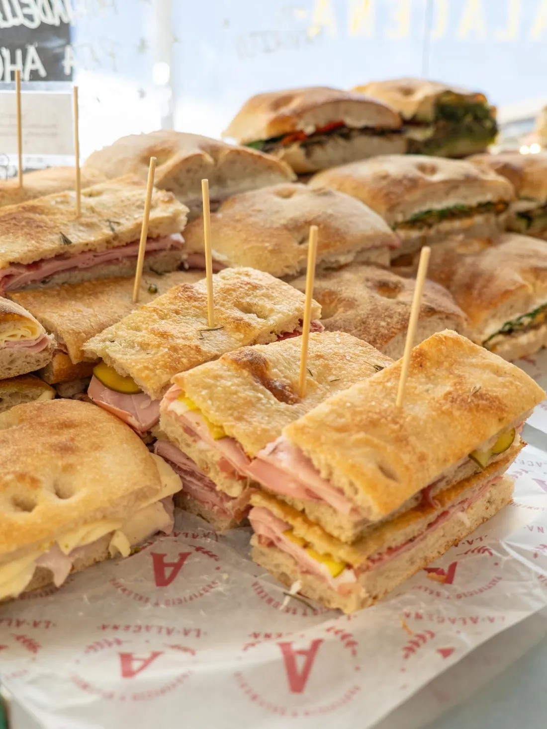 Schiacciate de jamón y queso apiladas