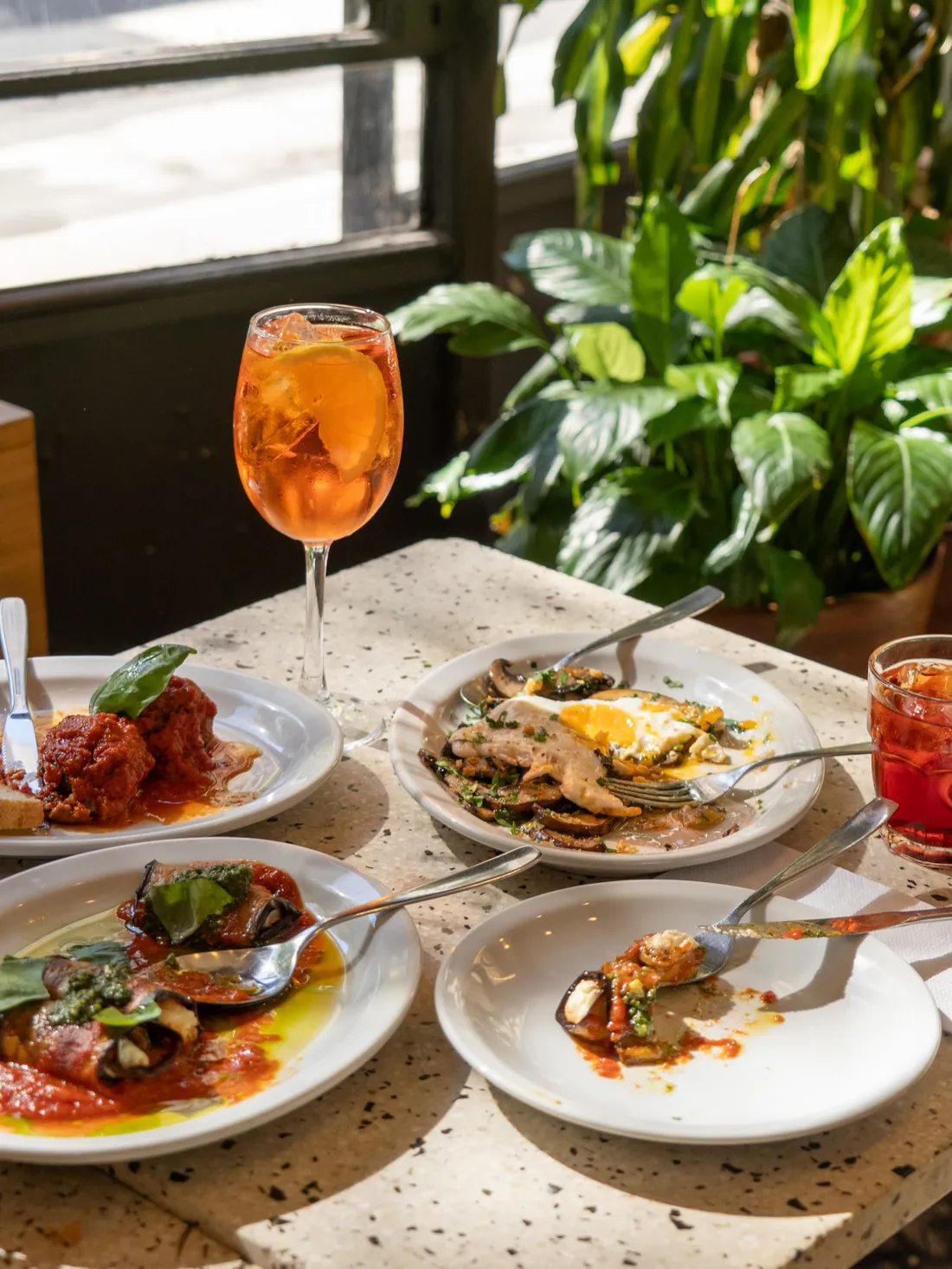 Aperol spritz y platos al sol