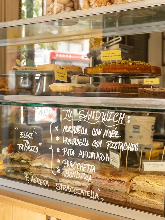 Vitrina de sándwiches con pizarrón